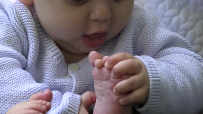 婴儿将脚放在嘴里并反流呕吐牛奶