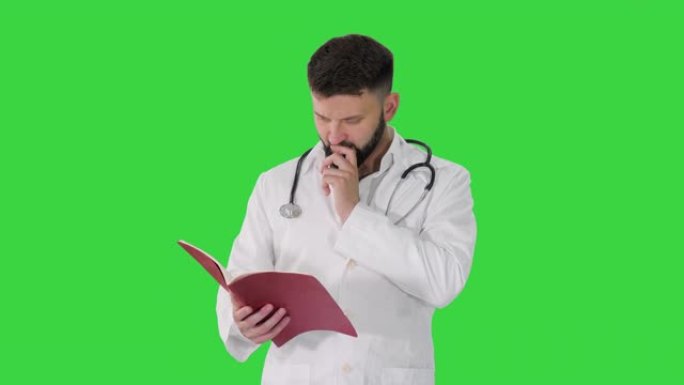 医生在绿屏上行走时看书或日记，色度键