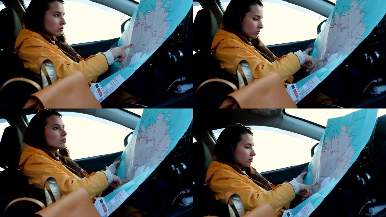 年轻女子在车里寻找路线图