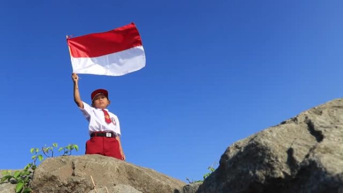 小学生举着印尼国旗