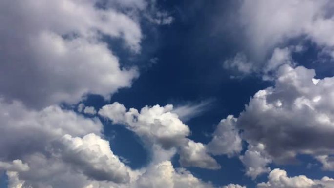 晴朗的夏日雷雨前有积云的蓝天。戏剧性的云景。延时，运动。生态、气象、气候、环境、宗教、希望、和平理念