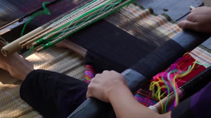 手工织布的民族少女
