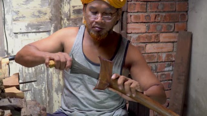 制作马来传统不对称匕首的艺术，称为 “Keris”