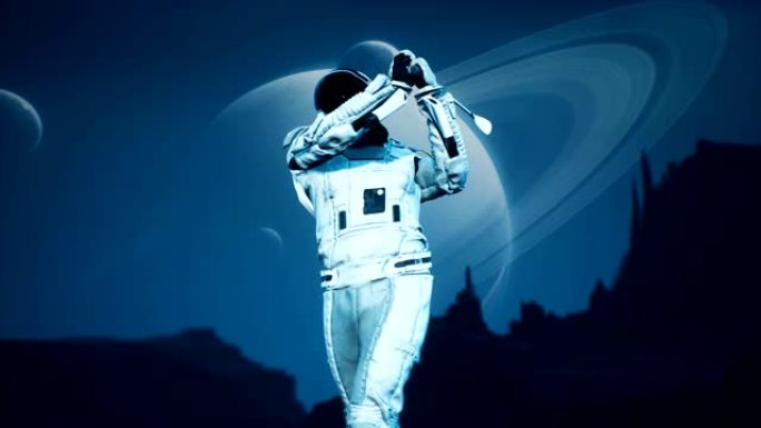 一名研究宇航员在一个外星人无人居住的星球上打高尔夫球。幻想、未来或太空旅行背景的动画。