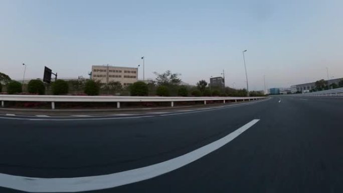 黄昏时在高速公路上行驶