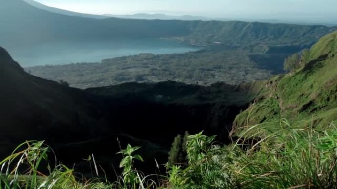由火山形成的绿色山谷，带有硫化氢的烟土