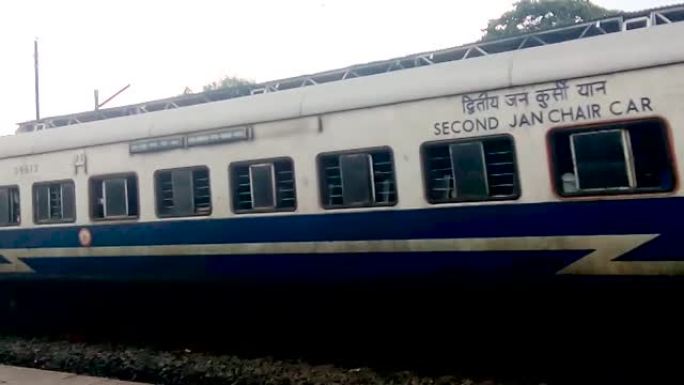 Janshatabdi Express -12023 (豪拉路口至巴特那路口)。高速印度火车在郊区铁