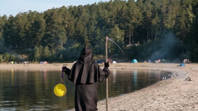 死神带着气球在湖边散步