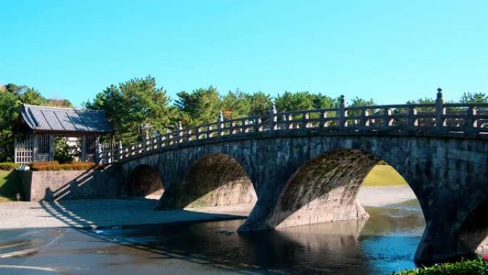 石桥纪念公园的石桥下流水