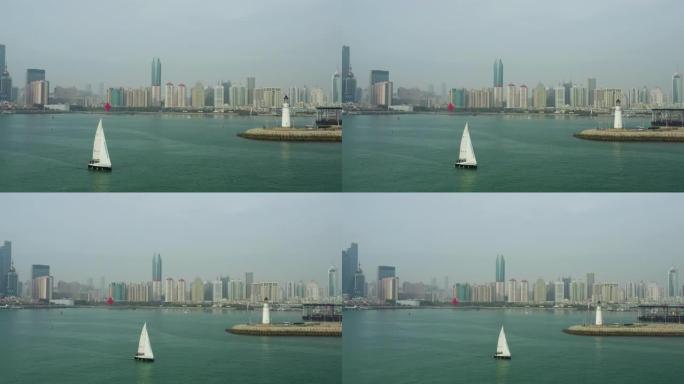 白天时间青岛市市中心海岸线海湾纪念碑帆船乘坐空中全景4k中国