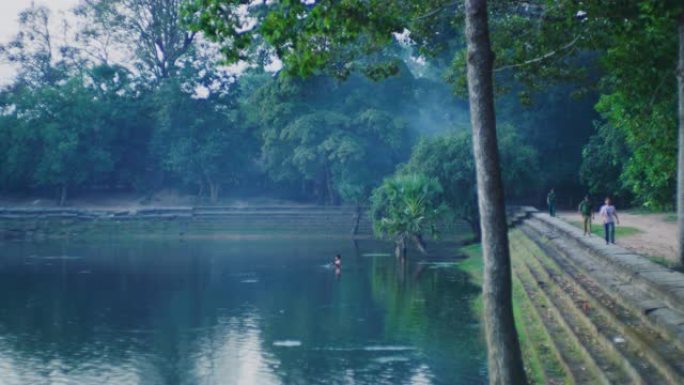 当地男子在柬埔寨暹粒的Srah Srang湖日出时钓鱼