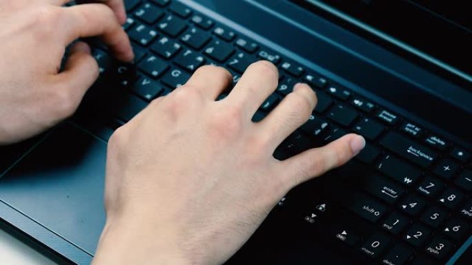 一个人在笔记本电脑键盘上打字的手，上面写着韩语。