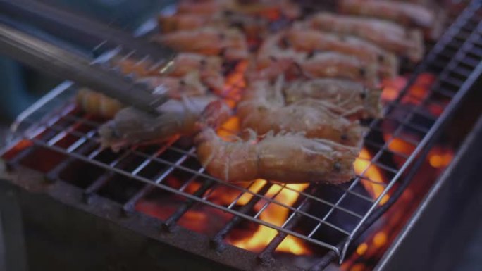 烤架上的虾。炭烤食物食品