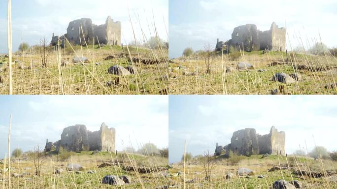 芦苇草和山上被毁的城堡