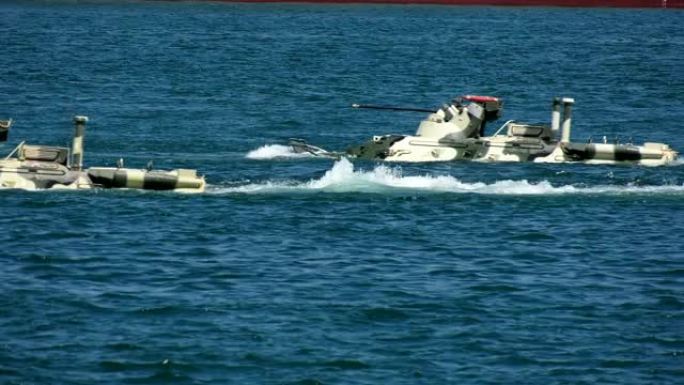 两栖攻击中漂浮的装甲运兵车