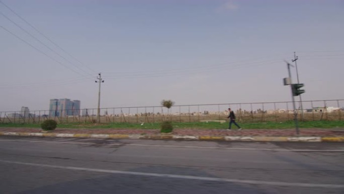 在伊拉克埃尔比勒城堡附近的一辆出租车里开车穿过埃尔比勒市