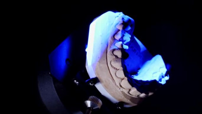 用3D扫描人造牙颌，通过在计算机中以慢动作对其进行建模来制作新牙齿