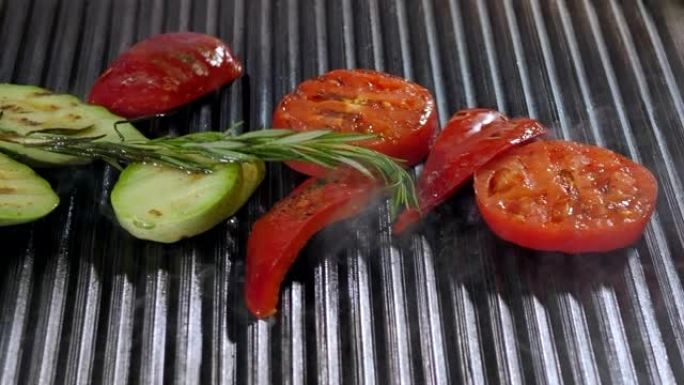 在热烤架上油炸新鲜西红柿，红辣椒和西葫芦的特写镜头。