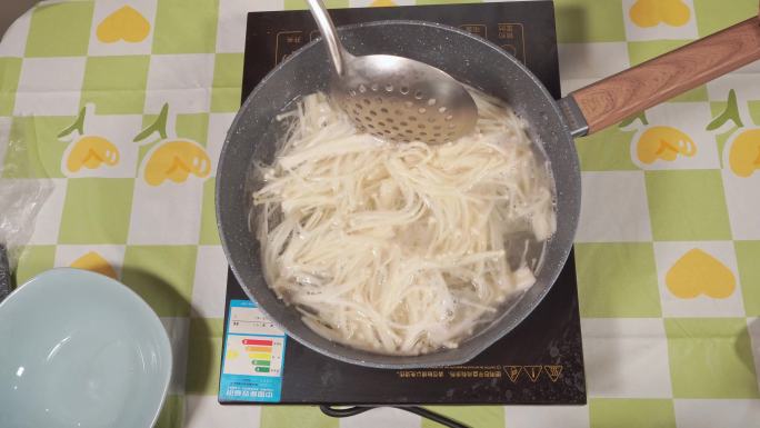 开水焯金针菇煮蘑菇食用菌 (4)