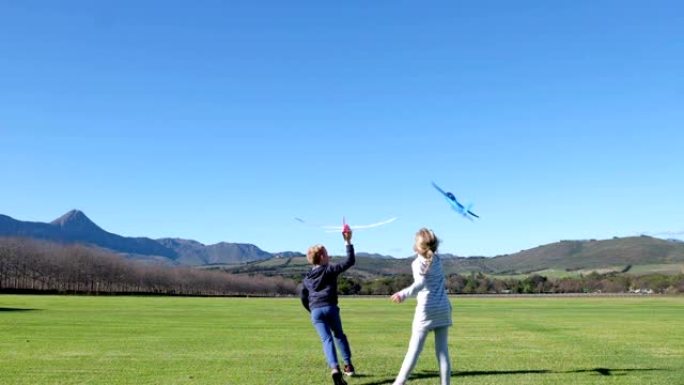 孩子们喜欢把飞机扔在空地上