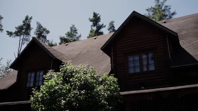 森林中一座美丽的木屋的屋顶