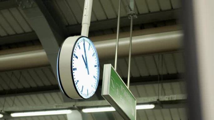 公共火车站时钟，车站预约，时间高峰时段，工作时间