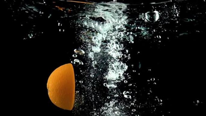 橙片分别漂浮在水中，突然冒出气泡