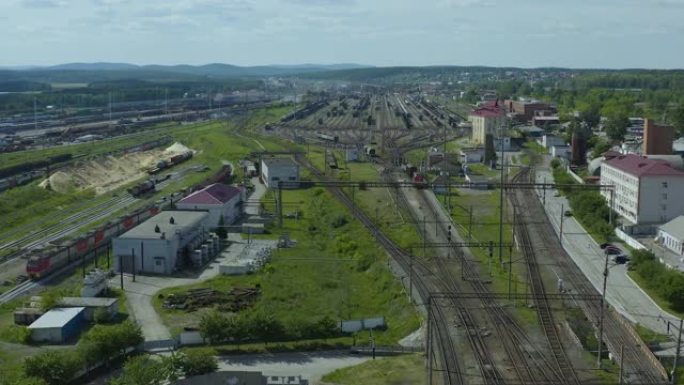 鸟瞰图铁轨与火车的巨大交汇处。叶卡捷琳堡乌拉尔地区的分拣站。