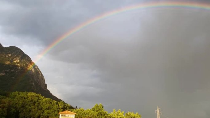 特尔尼山谷上空的彩虹