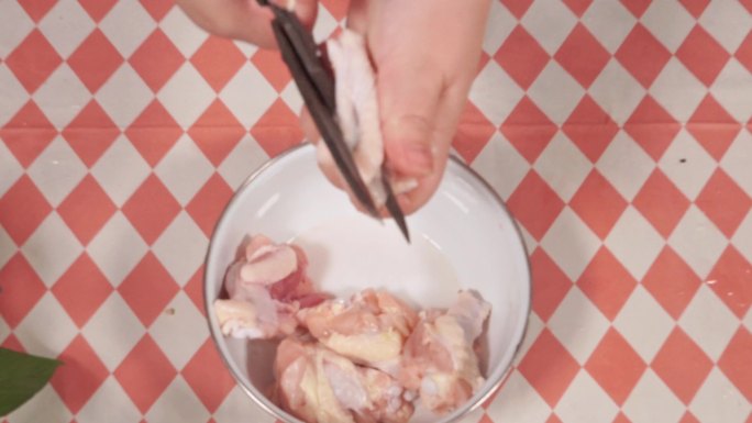 剪刀给鸡翅根小鸡腿去骨处理食材鸡(2)