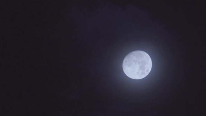 夜晚天空中接近满月，美丽的大自然。
