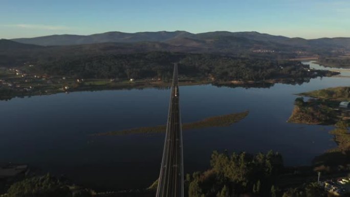 火车越过过河桥从无人机拍摄的俯视图
