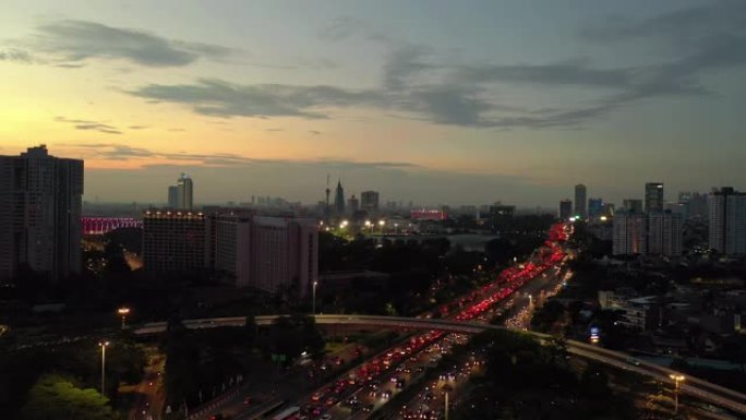 日落天空飞行飞越雅加达市中心交通街道路空中全景4k印度尼西亚