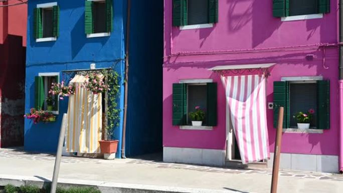 威尼斯布拉诺-泻湖城市运河之间的彩色建筑