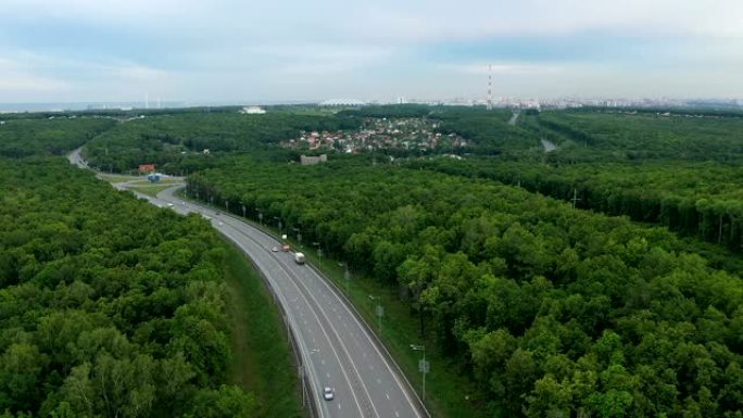 从四直升机看高速公路的俯视图。运输运动。侧视图。俄罗斯萨马拉