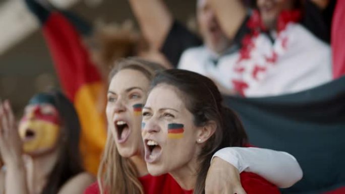 激动的德国球迷为他们的国家队欢呼
