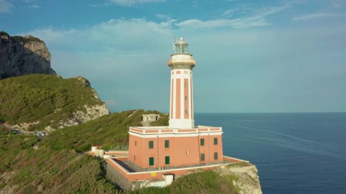 记录了无人机飞越卡普里岛的灯塔Faro di punta Carena的航拍画面。4K。