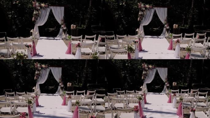 带鲜花装饰椅子的婚礼拱门