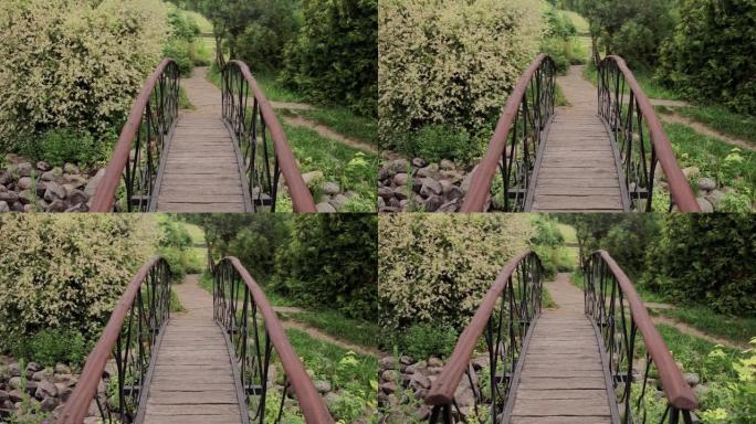 花园里的小装饰桥