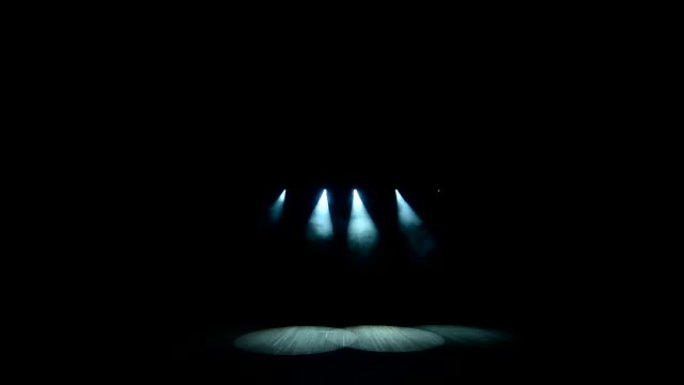 明亮的舞台灯闪烁。照明设备。戏剧烟雾。