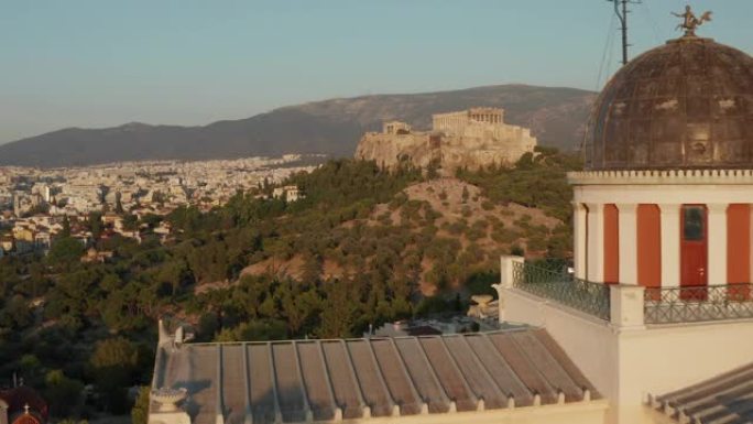 雅典国家天文台的空中飞行经过，在美丽的黄金时段揭示了雅典卫城