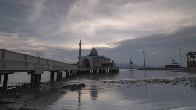 浮动清真寺的日夜过渡