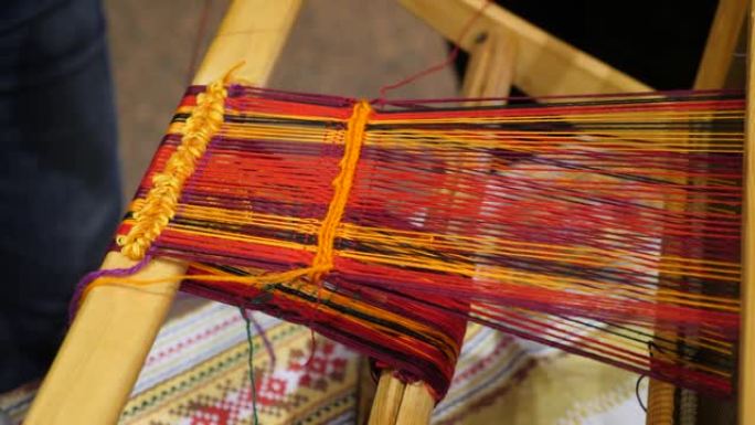 老式仿古木制编织机。工艺概念。工艺背景。传统的旧织机。家族企业。恢复传统