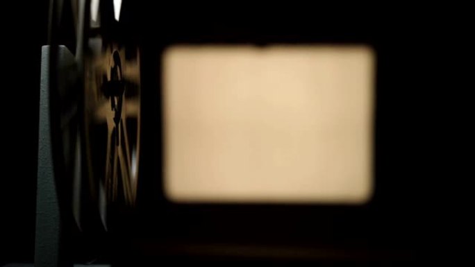 电影放映机在黑色背景上拍摄的视频