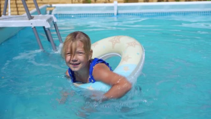 假期休息。开朗的女孩跳进圆心的游泳池。玩得开心，开怀大笑。酒店的水上活动。