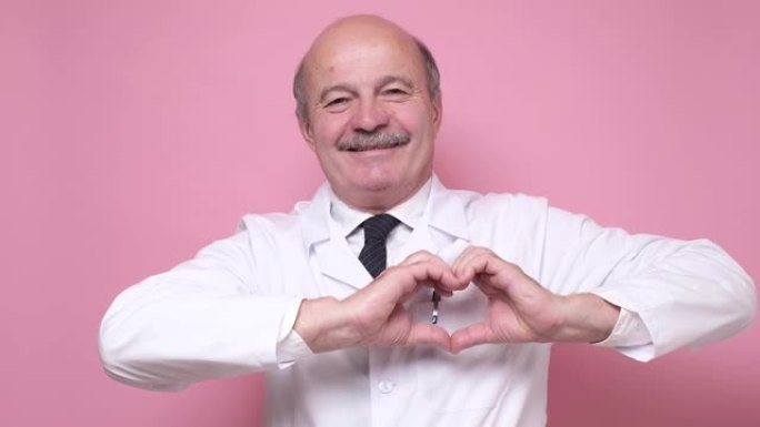 一名高级男医生显示的心脏体征