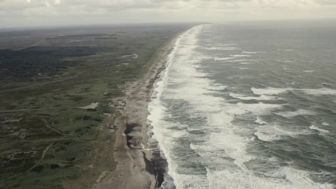 无人机拍摄了美丽的海水，海浪在丹麦海岸撞击