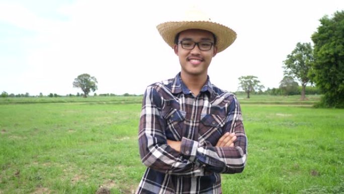聪明的亚洲年轻男性农民在一个有机农业领域