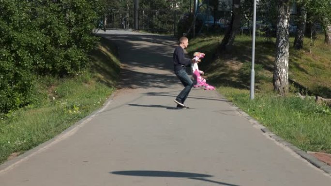 轮滑时与父亲一起玩的女孩