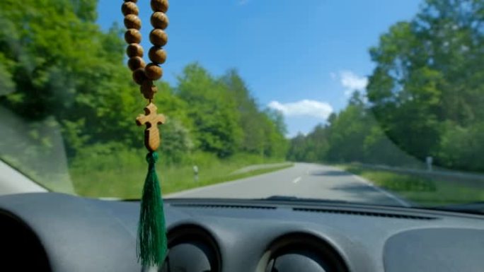 悬挂在驾驶汽车挡风玻璃上的东正教十字架